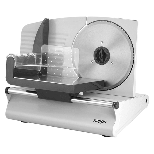 La cortadora de fiambre NAPPO es una solución práctica y eficiente para lograr cortes precisos en casa, gracias a su motor de 200W y su cuchilla circular de acero inoxidable de 19cm con diseño en zigzag, ideal para fiambres, quesos, carnes y otros alimentos firmes. Permite ajustar manualmente el grosor de corte de 0 a 15mm mediante una perilla, adaptándose a diferentes necesidades, mientras que su carro deslizante con protector de dedos y soporte para el alimento brinda mayor seguridad y control durante el uso. Su base metálica y pies antideslizantes con ventosas aseguran estabilidad en la superficie de trabajo, y su funcionamiento a 85RPM garantiza cortes uniformes y prolijos. Diseñada para el uso cotidiano, combina potencia, precisión y seguridad en un formato compacto y funcional.