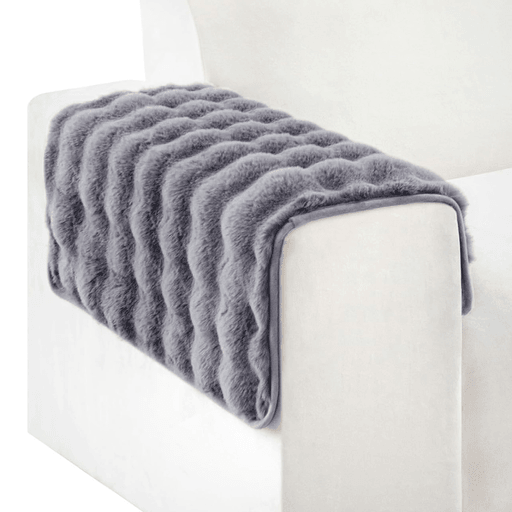 Este protector antideslizante para sofá, está confeccionado en piel sintética resistente y duradera, ideal para proteger de tu desgaste diario. Su dorso antideslizante evita que se deslice, garantizando mayor estabilidad y comodidad. Además, es fácil de colocar y quitar, lo que lo convierte en una solución práctica para mantener tu sofá siempre impecable.