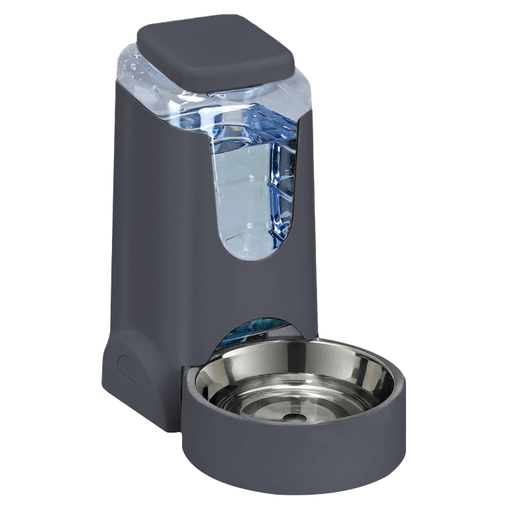 Proporcioná agua fresca y limpia a tus mascotas en todo momento con este dispensador de agua, ideal para perros y gatos. Cuenta con un sistema de liberación automática que mantiene el recipiente lleno de forma constante, asegurando la correcta hidratación. Fabricado en plástico de alta calidad y con un plato de acero inoxidable, combina resistencia, durabilidad e higiene. Su tapa sellada protege el contenido y evita derrames, mientras que la base antideslizante garantiza estabilidad incluso en superficies lisas o cuando tu mascota esté bebiendo con entusiasmo. Además, su diseño permite una limpieza fácil y rápida, ideal para el uso diario.