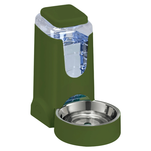 Proporcioná agua fresca y limpia a tus mascotas en todo momento con este dispensador de agua, ideal para perros y gatos. Cuenta con un sistema de liberación automática que mantiene el recipiente lleno de forma constante, asegurando la correcta hidratación. Fabricado en plástico de alta calidad y con un plato de acero inoxidable, combina resistencia, durabilidad e higiene. Su tapa sellada protege el contenido y evita derrames, mientras que la base antideslizante garantiza estabilidad incluso en superficies lisas o cuando tu mascota esté bebiendo con entusiasmo. Además, su diseño permite una limpieza fácil y rápida, ideal para el uso diario.