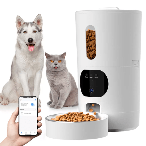¡Dale a tu mascota la mejor experiencia de alimentación inteligente con este moderno dispensador automático de comida! Con una generosa capacidad de 4 litros, permite programar y controlar las comidas fácilmente desde tu celular gracias a su conectividad WiFi dual y su intuitiva app de control. Su bowl de acero inoxidable garantiza higiene y durabilidad, mientras que su diseño de plástico resistente facilita tanto el armado como la limpieza. Incorpora una avanzada cámara HD 1080p con visión nocturna para monitorear a tu mascota en todo momento, junto con audio bidireccional para escucharla y hablarle estés donde estés. Funciona tanto con baterías tipo D (no incluidas) como conectado a la corriente eléctrica, asegurando un rendimiento constante incluso ante cortes de energía.