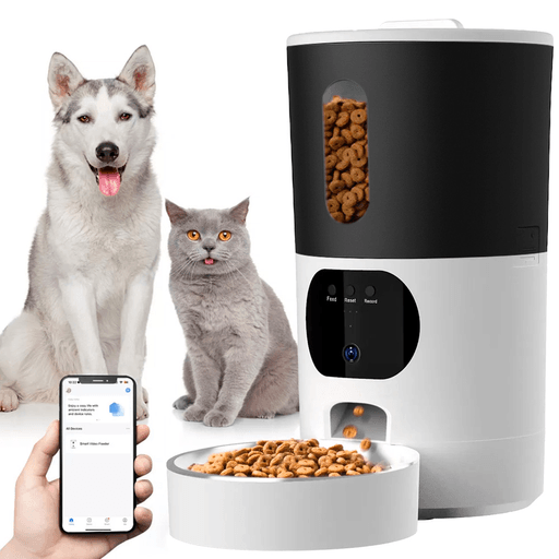 ¡Dale a tu mascota la mejor experiencia de alimentación inteligente con este moderno dispensador automático de comida! Con una generosa capacidad de 4 litros, permite programar y controlar las comidas fácilmente desde tu celular gracias a su conectividad WiFi dual y su intuitiva app de control. Su bowl de acero inoxidable garantiza higiene y durabilidad, mientras que su diseño de plástico resistente facilita tanto el armado como la limpieza. Incorpora una avanzada cámara HD 1080p con visión nocturna para monitorear a tu mascota en todo momento, junto con audio bidireccional para escucharla y hablarle estés donde estés. Funciona tanto con baterías tipo D (no incluidas) como conectado a la corriente eléctrica, asegurando un rendimiento constante incluso ante cortes de energía.