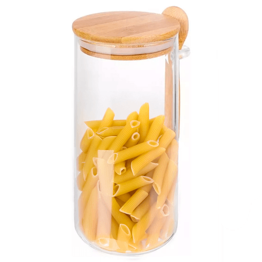 El recipiente organizador con tapa y cuchara de bambú es el accesorio perfecto para mantener tu cocina ordenada y tus alimentos frescos. Fabricado con material de vidrio liviano, es resistente al calor y fácil de limpiar. Su diseño cilíndrico y transparente te permite identificar fácilmente el contenido de su interior siendo ideal para almacenar especias, granos o cualquier otro tipo de alimento. La tapa de bambú le añade un toque natural y además al ser libre de BPA, garantiza la seguridad de tu comida y de tu familia. 
