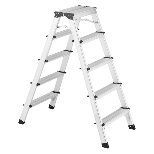 La escalera de aluminio de 5 escalones con patas antideslizantes es una opción práctica y segura para tareas del hogar o uso profesional, permitiéndote alcanzar alturas con comodidad y estabilidad. Su diseño tipo tijera plegable facilita el almacenamiento y transporte, ocupando poco espacio cuando no está en uso, mientras que su estructura liviana de aluminio asegura resistencia y durabilidad, soportando hasta 120kg. Incorpora escalones y patas antideslizantes que brindan mayor firmeza y evitan deslizamientos o daños en las superficies, siendo apta tanto para interiores como exteriores y ofreciendo un uso confiable en todo momento.