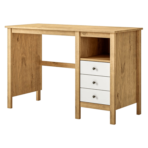 El escritorio Mari combina un diseño elegante y atemporal con la resistencia de la madera maciza de pino, convirtiéndose en una excelente opción para crear un espacio de trabajo o estudio práctico y con estilo. Cuenta con tres cajones y un nicho, que ofrecen un amplio espacio para mantener todo organizado y al alcance de la mano. Su acabado barnizado de alta resistencia a los rayones ayuda a conservar su aspecto por más tiempo, mientras que las correderas de madera, el fondo de MDF y su sólida estructura garantizan durabilidad y estabilidad. Además, es fácil de armar y su diseño versátil se integra perfectamente en dormitorios, oficinas o cualquier ambiente del hogar.