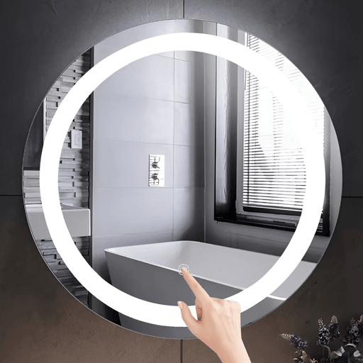 Este moderno espejo con luz LED combina funcionalidad y diseño sofisticado, ideal para cualquier espacio. Cuenta con un interruptor con sensor inteligente que permite encender la luz con un simple toque. Sus esquinas biseladas y redondeadas garantizan seguridad al evitar posibles daños por contacto. Fabricado con vidrio y aluminio, es resistente al agua y la humedad. Una opción elegante y práctica para tu hogar.
