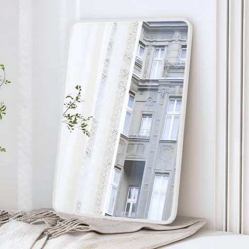 Con un diseño minimalista y moderno, este espejo aporta elegancia y estilo a cualquier habitación. Su tamaño ideal y su fabricación en vidrio y plástico lo hacen perfecto para el día a día, ya sea para maquillarse, afeitarse o cortarse el cabello. Funcional y sofisticado, es una pieza versátil que se adapta a cualquier espacio con facilidad.
