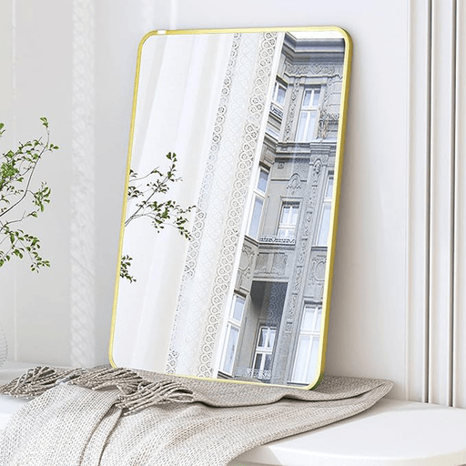 Con un diseño minimalista y moderno, este espejo aporta elegancia y estilo a cualquier habitación. Su tamaño ideal y su fabricación en vidrio y plástico lo hacen perfecto para el día a día, ya sea para maquillarse, afeitarse o cortarse el cabello. Funcional y sofisticado, es una pieza versátil que se adapta a cualquier espacio con facilidad.