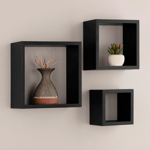 El Set de Estantes de Pared con 3 unidades es el accesorio perfecto para aquellos que buscan optimizar el espacio en su hogar. Con este moderno y resistente set fabricado en MDF, podrás exhibir libros, coleccionables, fotos, artículos de tocador, detalles decorativos para el hogar y mucho más. Su diseño elegante e innovador se adapta a cualquier estilo de decoración, añadiendo un toque de sofisticación a cualquier habitación. Además, su facilidad de colgado lo convierte en la opción ideal para aquellos que buscan una solución práctica y sencilla.