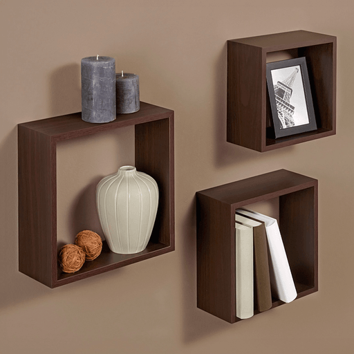 El Set de Estantes de Pared con 3 unidades es el accesorio perfecto para aquellos que buscan optimizar el espacio en su hogar. Con este moderno y resistente set fabricado en MDF, podrás exhibir libros, coleccionables, fotos, artículos de tocador, detalles decorativos para el hogar y mucho más. Su diseño elegante e innovador se adapta a cualquier estilo de decoración, añadiendo un toque de sofisticación a cualquier habitación. Además, su facilidad de colgado lo convierte en la opción ideal para aquellos que buscan una solución práctica y sencilla.