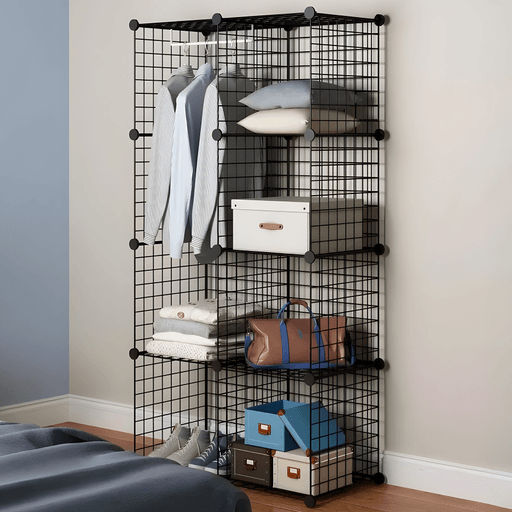 Mantené tu hogar y todas tus pertenencias organizadas con estantería de rejilla de metal DecoTeam, diseñada para hacerte la vida mucho más fácil. Cuenta con ocho cubos separados que pueden contener hasta 1Kg cada uno. Ya sea en el hogar, la oficina, la sala de estudio o cualquier otro lugar, esta estantería modular será tu aliada para mantener tus objetos organizados y al alcance de la mano.