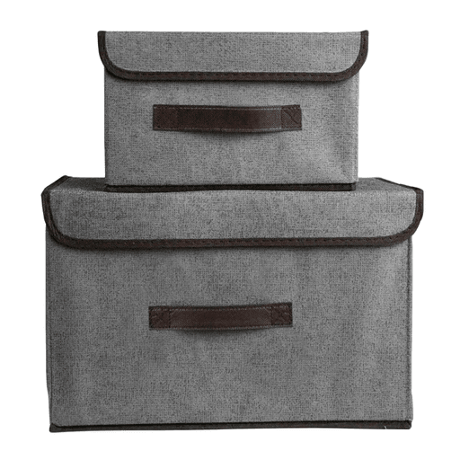 Esta caja organizadora combina materiales de alta calidad con un diseño práctico y protector. Su tela rígida y transpirable, junto con los laterales, el fondo y la solapa acolchados, garantiza que tus pertenencias se mantengan seguras y en perfectas condiciones. Su asa frontal la hacen fácil de transportar, y su resistencia a la humedad la convierte en una solución ideal para guardar ropa, libros, juguetes y más, manteniéndolos protegidos del polvo y el deterioro. Además, su limpieza sencilla asegura que siempre luzca impecable, perfecta para organizar cualquier espacio.
