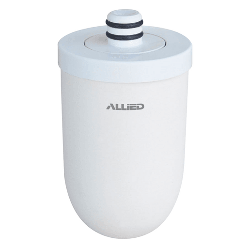 Mantené tu agua siempre pura con el Filtro de Repuesto ALLIED para purificador de canilla. Diseñado para ofrecer una filtración eficiente y segura, elimina impurezas y mejora el sabor del agua. Su durabilidad depende del uso y la calidad del agua: se recomienda reemplazarlo cada 5 a 6 meses en hogares con un consumo promedio de 8 a 12 litros diarios. Ideal para asegurar un rendimiento óptimo y un flujo constante de agua limpia en tu hogar.