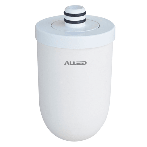 Filtro de repuesto Allied para purificador de agua de canilla. La vida útil de los cartuchos de filtro depende de la calidad del agua potable y de la cantidad filtrada diariamente. En un hogar donde se usen de 8 a12 litros por día se recomienda reemplazarlo cada 5-6 meses.