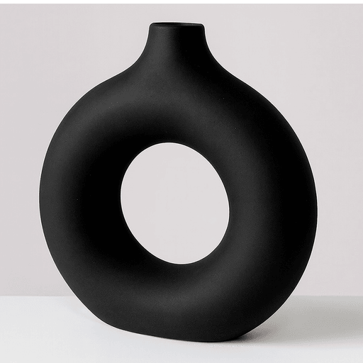 Dale vida a tus espacios con este florero de cerámica de diseño nórdico y acabado mate, tan versátil como elegante. Su forma moderna y minimalista lo convierte en el centro de todas las miradas, ya sea que lo uses con flores frescas, secas o simplemente como pieza decorativa. Fabricado con cerámica de alta calidad, es resistente, duradero y el toque perfecto para darle estilo a tu sala, comedor u oficina.