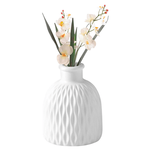 Este florero de estilo nórdico minimalista destaca por su diseño funcional que ofrece una textura suave y agradable al tacto. Su durabilidad asegura que mantenga su aspecto intacto con el tiempo, convirtiéndolo en una pieza confiable para decorar cualquier espacio. Gracias a su diseño sencillo y elegante, se adapta a una amplia variedad de estilos decorativos y es perfecto para arreglos florales con ramas de rosas, orquídeas u otras flores. Además, su interior puede rellenarse para añadir un toque personalizado y único.
