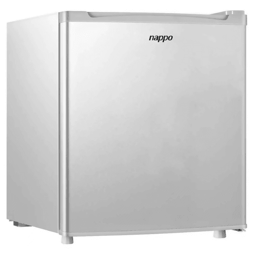 El Frigobar NAPPO de 50L es una opción práctica y eficiente para mantener bebidas, alimentos y snacks siempre frescos en espacios reducidos. Su diseño compacto lo hace ideal para dormitorios, oficinas, estudios, hoteles o áreas de descanso, ofreciendo un excelente aprovechamiento del espacio sin renunciar a la capacidad de almacenamiento. Además, cuenta con iluminación interna, estante de vidrio y un mini congelador incorporado para una mayor versatilidad en el uso diario. Gracias a su eficiencia energética clase A y al uso de refrigerante ecológico libre de CFC, brinda un funcionamiento más eficiente y amigable con el medio ambiente.