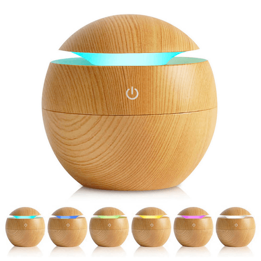 El humidificador de aromas con tecnología ultrasónica es el complemento perfecto para mantener un ambiente agradable en tu hogar u oficina. Con una capacidad del tanque de agua de 200ml podrás disfrutar de un vapor continuo, además su diseño portátil y versátil te permite llevarlo contigo a donde quieras. La ventaja de este es que podés añadir aceites esenciales a tu elección, permitiéndote crear una experiencia aromática única y personalizada. Gracias a que tiene 6 luces LED de diferentes colores podrás elegir la que mejor vaya contigo y así generar una atmósfera hermosa y relajante.