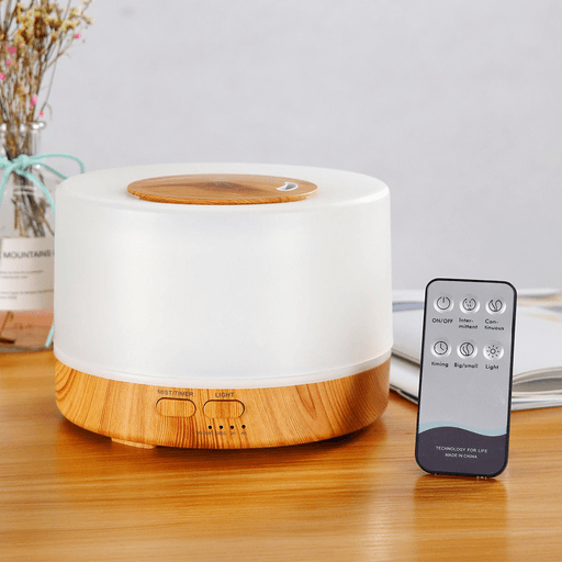 Este Humidificador Ultrasónico con difusor de aceites esenciales e iluminación LED es el dispositivo ideal para crear un ambiente acogedor y confortable en tu hogar u oficina. Con su ayuda, podrás disfrutar de la aromaterapia seleccionando tus aceites esenciales favoritos y ajustando la intensidad del vapor. El humidificador funciona hasta 10 horas sin recargar y se apaga automáticamente cuando no hay agua, lo que garantiza un uso seguro. La velocidad de pulverización de vapor es de 50ml/h, lo que permite humedecer uniformemente el aire de la habitación. Además, el dispositivo está equipado con iluminación LED multicolor, que crea un ambiente acogedor y puede utilizarse como luz nocturna.