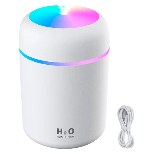 El humidificador H2O es un dispositivo que combina eficacia y comodidad en un solo producto. Con una potencia de 2W y luces LED integradas garantiza un ambiente agradable y relajante en tu hogar u oficina. Su bajo nivel de ruido lo convierte en la opción perfecta para usar durante la noche brindando un descanso óptimo para vos y tu familia. Posee un tanque de agua de 300ml y un volumen de pulverización de 30-45ml/h y es capaz de funcionar de manera continua durante 4 o 6 horas. Además, este dispositivo cuenta con la posibilidad de añadir aceites esenciales, permitiéndote disfrutar de tus aromas favoritos mientras mejoras la calidad del aire. 
