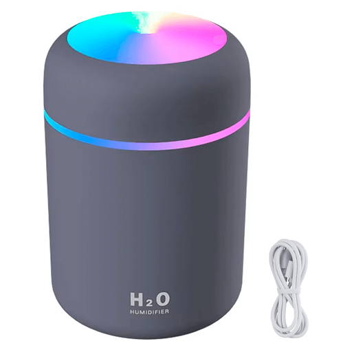 El humidificador H2O es un dispositivo que combina eficacia y comodidad en un solo producto. Con una potencia de 2W y luces LED integradas garantiza un ambiente agradable y relajante en tu hogar u oficina. Su bajo nivel de ruido lo convierte en la opción perfecta para usar durante la noche brindando un descanso óptimo para vos y tu familia. Posee un tanque de agua de 300ml y un volumen de pulverización de 30-45ml/h y es capaz de funcionar de manera continua durante 4 o 6 horas. Además, este dispositivo cuenta con la posibilidad de añadir aceites esenciales, permitiéndote disfrutar de tus aromas favoritos mientras mejoras la calidad del aire. 