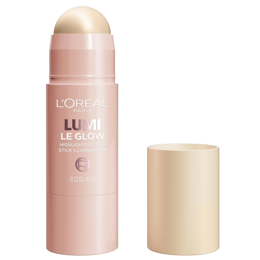 L'Oréal Paris Lumi Le Glow es un iluminador cremoso en formato stick con una fórmula que refleja la luz para máxima luminosidad. Fórmula ligera que se desliza fácilmente sobre la piel tras la aplicación y proporciona un brillo sedoso y ligero al instante. El nácar ligero crea un brillo radiante que refleja la luz de manera uniforme y te permite crear intensidad fácilmente.