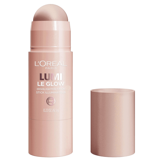 L'Oréal Paris Lumi Le Glow es un iluminador cremoso en formato stick con una fórmula que refleja la luz para máxima luminosidad. Fórmula ligera que se desliza fácilmente sobre la piel tras la aplicación y proporciona un brillo sedoso y ligero al instante. El nácar ligero crea un brillo radiante que refleja la luz de manera uniforme y te permite crear intensidad fácilmente.