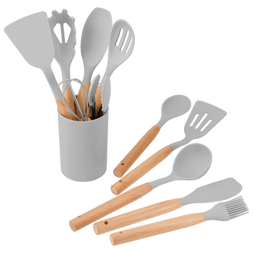 El Juego de Menage de 11 piezas con soporte y mango símil madera es el complemento perfecto para equipar tu cocina con estilo y funcionalidad. Este set incluye utensilios prácticos y versátiles, ideales tanto para preparar como para servir tus comidas con total comodidad. Sus piezas están fabricadas con materiales resistentes al calor, diseñadas para no rayar ni dañar ollas o sartenes, lo que las hace perfectas para usar en utensilios con recubrimiento antiadherente. Además, cuentan con mangos símil madera de agarre cómodo, que brindan mayor control y seguridad durante la cocción.
