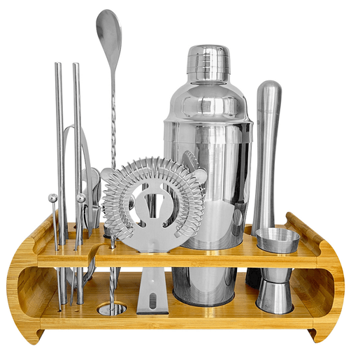 Este práctico kit de coctelería de 15 piezas es el complemento perfecto para tu cocina o bar. Seas un principiante o bartender experimentado, te permite preparar tragos perfectos y mantener todas sus piezas cómodamente ordenadas en su soporte de madera. Fabricado en acero inoxidable, incluye coctelera, medidor, cuchara de bar, colador, mortero, pinza, descorchador, 2 picos vertedores, 2 tapones, 2 palillos y 2 sorbitos. Impresioná a todos preparando tragos con este práctico kit.