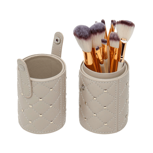 El Kit de Brochas con 12 piezas es la solución perfecta para lucir un maquillaje impecable en todo momento. Con un diseño práctico y compacto, este set es fácil y cómodo de llevar a todas partes, gracias a su estuche. Las cerdas elásticas y suaves de las brochas permiten una aplicación uniforme y precisa del maquillaje, garantizando un acabado profesional en cada uso. Además, su fácil limpieza facilita el mantenimiento y la higiene de las mismas.