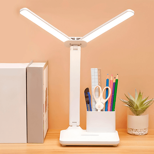 Esta lámpara LED es el accesorio perfecto para tu escritorio. Fabricada en ABS de alta calidad, es recargable y cuenta con una batería de larga duración. Con un flujo luminoso de 450lm, cuenta con soporte para teléfono y portalápices que aseguran un escritorio perfectamente organizado. Además, te permite ajustar fácilmente su color de iluminación para que puedas trabajar o estudiar cómodamente.
