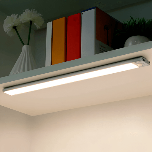 Iluminá tus espacios con esta práctica lámpara con sensor de movimiento, ideal para gabinetes, estanterías, pasillos, escaleras, dormitorios y más. Cuenta con tres tipos de luz ajustables (3000K, 4000K y 6000K), brindando la iluminación perfecta para cada ambiente. Su diseño recargable con puerto USB tipo C y fácil instalación la hacen muy cómoda de usar, sin necesidad de cables fijos. Con 40cm de largo y 5V de voltaje , combina funcionalidad, eficiencia y estilo en un solo producto.