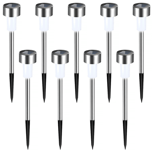 Iluminá tus espacios exteriores de forma práctica y sustentable con este set de 10 lámparas LED para jardín, que funcionan con recarga solar automática y cuentan con sistema de encendido y apagado inteligente. Ofrecen hasta 10 horas de luz continua sin necesidad de electricidad, lo que las hace ideales para decorar jardines, balcones, senderos y realzar cualquier rincón al aire libre. Su diseño minimalista se adapta a cualquier estilo, son resistentes al agua (IP44) y se instalan fácilmente con estacas incluidas, sin necesidad de mantenimiento.