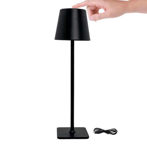 La lámpara de mesa inalámbrica combina practicidad y estilo en un diseño moderno y sofisticado. Equipada con batería recargable y 3 tonos de luz ajustables, es perfecta para iluminar estudios, oficinas, mesas de lectura o escritorios de trabajo. Su cuerpo metálico aporta resistencia y elegancia, mientras que el control táctil en la parte superior permite cambiar fácilmente el tono de luz según tus necesidades. Además, incluye un cable de carga USB tipo C que garantiza una recarga rápida y cómoda, ideal para un uso diario sin complicaciones.