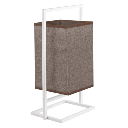 Esta lámpara destaca por su diseño elegante, ideal para complementar espacios modernos. Su estructura de metal blanco, con líneas rectas, sostiene una pantalla rectangular de tela texturizada que aporta un toque cálido y natural. El contraste entre el marco blanco y la textura de la pantalla crea un equilibrio visual refinado. Perfecta para iluminar mesas auxiliares, escritorios o rincones decorativos, esta lámpara no solo proporciona luz, sino también estilo y sofisticación a cualquier ambiente.