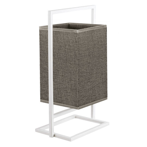 Esta lámpara destaca por su diseño elegante, ideal para complementar espacios modernos. Su estructura de metal blanco, con líneas rectas, sostiene una pantalla rectangular de tela texturizada que aporta un toque cálido y natural. El contraste entre el marco blanco y la textura de la pantalla crea un equilibrio visual refinado. Perfecta para iluminar mesas auxiliares, escritorios o rincones decorativos, esta lámpara no solo proporciona luz, sino también estilo y sofisticación a cualquier ambiente.