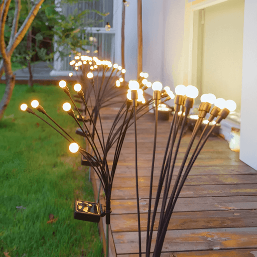 Estas lámparas solares de estilo minimalista ofrecen una luz cálida gracias a sus 10 LEDs por unidad, ideales para decorar jardines, balcones o realzar cualquier espacio exterior con un ambiente acogedor. Funcionan mediante un panel solar que recarga la batería durante el día y cuentan con un sistema de encendido y apagado automático, lo que elimina la necesidad de cables o electricidad. Fabricadas en plástico resistente y con protección IP65, son impermeables y perfectas para soportar la intemperie. Su instalación es muy sencilla mediante la estaca incluida para clavar en la tierra, y no requieren mantenimiento, brindando practicidad y elegancia en un solo producto.