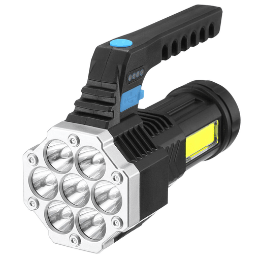 Esta linterna recargable con 7 luces LED te ofrece la versatilidad que necesitás. Su batería recargable y su indicador te aseguran que nunca te quedes sin batería. Su diseño ergonómico y manija segura te permiten sostenerla cómodamente en cualquier situación. Cuenta además con 4 modos de iluminación que se pueden controlar fácilmente desde el botón integrado en la manija, pudiendo adaptarse a tus necesidades.