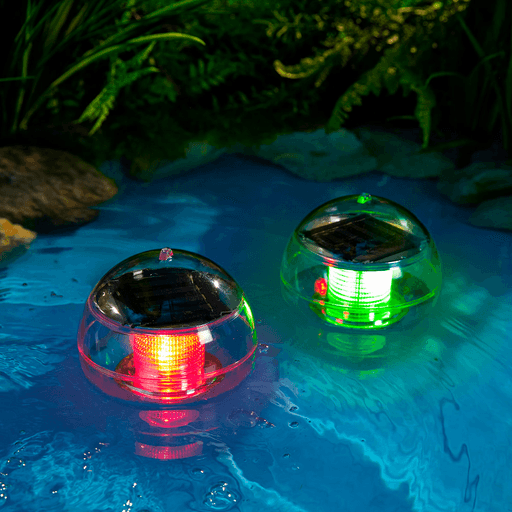 La lámpara solar LED flotante en forma de esfera es ideal para dar un toque especial a tus espacios al aire libre. Se carga automáticamente con energía solar durante el día y se enciende al anochecer, iluminando con un efecto multicolor en varios tonos. Su diseño versátil permite usarla flotando en piscinas y estanques o colgada en árboles y terrazas gracias a su orificio superior. Con batería recargable de 600mAh e interruptor en la base, ofrece practicidad, autonomía y un ambiente mágico para cualquier ocasión.