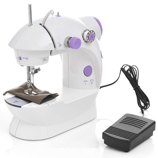 Ideal para principiantes o amantes de la costura, esta mini máquina de coser es perfecta para pequeños trabajos con un acabado inmejorable. Su tamaño la hace fácil de transportar. Cuenta con pedal, luz para coser con más precisión. Su fuente de alimentación es doble: puede ser conectada a la electricidad o a través de pilas AA.