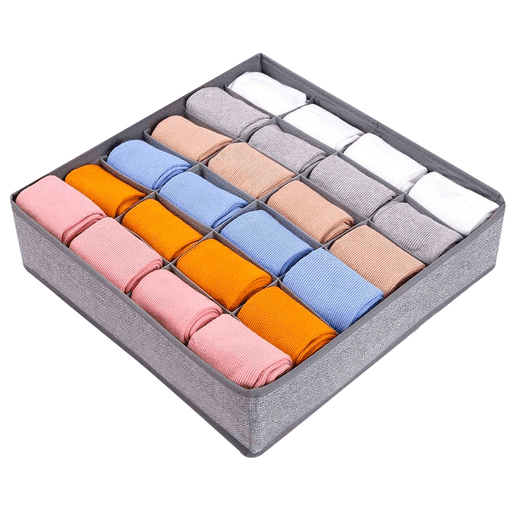 Este excelente organizador te permitirá mantener ordenadas tus medias junto con tu ropa interior dentro del ropero o en un cajón. Sus estructura de 24 compartimentos se encuentra fabricada en tela PBT resistente al desgarro con divisiones internas en polipropileno de alta densidad, brindándote una gran versatilidad para que los utilices dependiendo de tus prendas o necesidades. Podrás lavarlo fácilmente a mano e incluso plegarlo para guardarlo sin que ocupe lugar cuando no quieras utilizarlo.