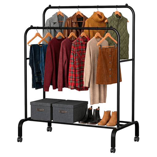 Este perchero doble con estante para zapatos es una opción práctica y versátil para mantener la ropa y los accesorios siempre organizados. Su diseño con dos barras a diferentes alturas permite colgar desde abrigos y chaquetas hasta camisas, bolsos o prendas largas, mientras que los topes laterales ayudan a mantener las perchas en su lugar. Además, incorpora un estante inferior ideal para almacenar zapatos, cajas o textiles, optimizando mejor el espacio. Fabricado en metal resistente para mayor estabilidad y durabilidad, también cuenta con 4 ruedas que facilitan el traslado y movimiento del perchero de forma cómoda y práctica en cualquier ambiente del hogar.