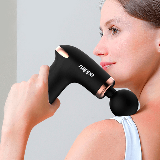 La pistola de masajes NAPPO de 25W es ideal para aliviar diversos malestares musculares. Recomendada para distintos tipos de masajes, ayuda a relajar diferentes partes del cuerpo, alivia la rigidez y el dolor muscular, y promueve la circulación sanguínea y linfática. Sus 6 cabezales intercambiables y 6 niveles de frecuencia te ofrecen una amplia gama de posibilidades, desde masajear grandes grupos musculares como brazos y piernas hasta aplicar impacto al tejido profundo en articulaciones y tendones. Además, cuenta con un tiempo de carga de 2.5- 3 horas y 2 baterías recargables de 1500mAh para mayor comodidad.