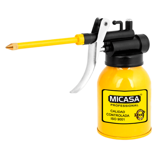 Esta pistola para aceite de 250ml es una herramienta práctica y resistente, diseñada para una aplicación precisa y eficiente de lubricantes en todo tipo de trabajos. Fabricada en acero al carbono, ofrece alta durabilidad y un rendimiento confiable incluso en usos frecuentes, mientras que su manija metálica garantiza un agarre firme y cómodo. Incorpora una boquilla extendida de ABS con punta de cobre que permite una distribución uniforme y controlada del aceite, facilitando el acceso a zonas difíciles y reduciendo desperdicios. Su diseño compacto, liviano y a prueba de fugas la hace ideal tanto para uso doméstico como profesional, siendo una solución confiable para el mantenimiento y correcto funcionamiento de herramientas y equipos.