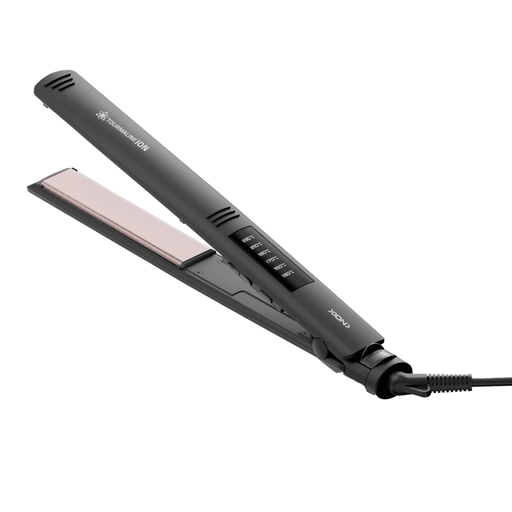 Con la plancha XION tourmalina, lograr un alisado profesional desde casa es más fácil que nunca.
Gracias a sus placas de cerámica con tourmalina y sus 6 niveles de temperatura regulables hasta 230°, se adapta a todo tipo de cabello, cuidando la fibra capilar mientras peinás.
Su diseño con patines flotantes y puntas finas permite mayor precisión, ideal tanto para alisar como para crear ondas.  Además, se calienta en segundos y cuenta con display LED, aro para colgar y traba de seguridad, perfecto para llevar a todos lados.
