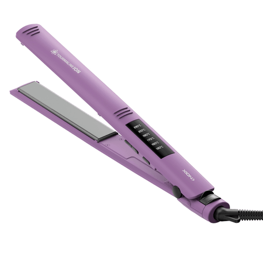 Con la plancha XION tourmalina, lograr un alisado profesional desde casa es más fácil que nunca.
Gracias a sus placas de cerámica con tourmalina y sus 6 niveles de temperatura regulables hasta 230°, se adapta a todo tipo de cabello, cuidando la fibra capilar mientras peinás.
Su diseño con patines flotantes y puntas finas permite mayor precisión, ideal tanto para alisar como para crear ondas.  Además, se calienta en segundos y cuenta con display LED, aro para colgar y traba de seguridad, perfecto para llevar a todos lados.

