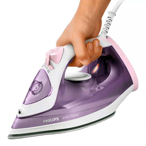 Esta plancha a vapor PHILIPS de 2000W ofrece un calentamiento rápido y un gran rendimiento facilitando el planchado gracias a su potente golpe de vapor que elimina las arrugas más difíciles. Su base de cerámica garantiza un deslizamiento suave, mientras que el depósito de agua de 300ml es lo suficientemente grande como para completar las pequeñas cargas de planchado sin necesidad de rellenarlo. Además tiene sistema de antigoteo evitando que gotee mientras planchás y cuenta con una función de vapor vertical para prendas colgadas, sin la necesidad de una tabla de planchar.