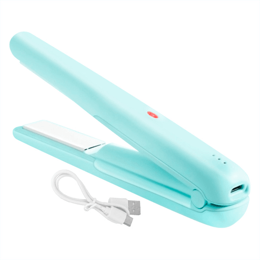Lográ un alisado rápido y eficaz sin depender de enchufes con esta mini planchita de pelo inalámbrica. Su diseño compacto y liviano te permite llevarla cómodamente en la cartera o valija, ideal para usar en cualquier momento y lugar. Equipada con una batería recargable de 2500mAh, ofrece hasta 45 minutos de autonomía, se carga en solo 2,5 horas y está lista para usar en apenas 60 segundos. Perfecta para viajes, la oficina o un retoque exprés antes de salir.