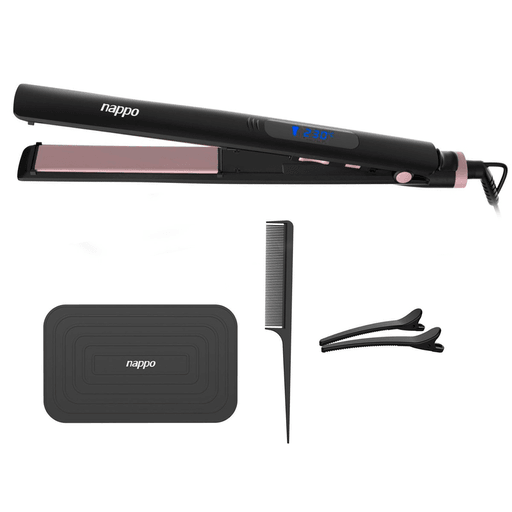 La Planchita Proslim NAPPO es tu aliada para lograr un alisado profesional desde la comodidad de tu casa. Con su rango de temperatura ajustable de 110°C a 230°C, se adapta a todo tipo de cabello, garantizando un acabado suave, sedoso y sin frizz. Equipada con placas de aluminio y tecnología PTC de calentamiento rápido, asegura un deslizamiento uniforme y seguro. Su pantalla LED digital permite controlar la temperatura con precisión, mientras que el apagado automático a los 60 minutos brinda tranquilidad en cada uso. Además, viene con alfombrilla térmica, pinzas y peine, para que tengas un kit completo y práctico en tu rutina de belleza.
