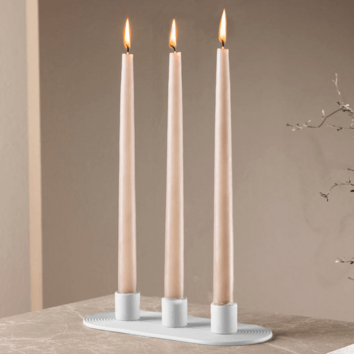 Transformá cualquier rincón de tu hogar con este elegante porta velas de resina. Su diseño acanalado no solo aporta textura y profundidad, sino que también añade un toque de sofisticación moderna a la decoración. Fabricado con materiales de alta calidad, es resistente, fácil de limpiar y perfecto para velas estándar. Ya sea en la sala de estar, el comedor o el dormitorio, este accesorio realza el ambiente con un encanto sutil y acogedor.
